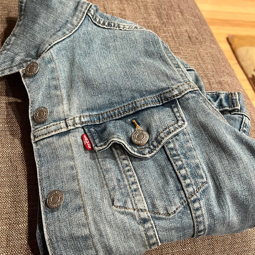 Super cute jean jacket in great condition